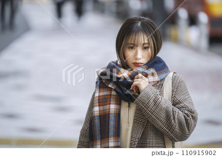 マフラーをまいた若い女性 カメラ目線 ポートレート マフラーをまいた若い女性 カメラ目線 ポートレート 110915902
