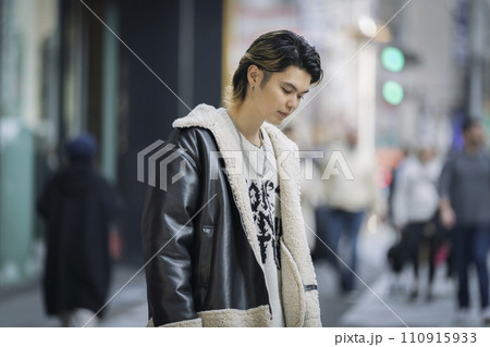 20代の男性　ポートレート 110915933
