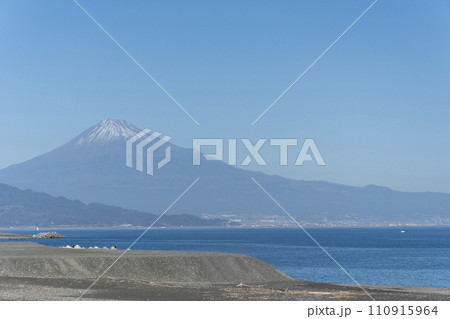 静岡市清水区の三保松原 富士山と駿河湾の風景 110915964