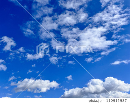 爽やかな青い空と白い雲 爽やかな青い空と白い雲 110915987