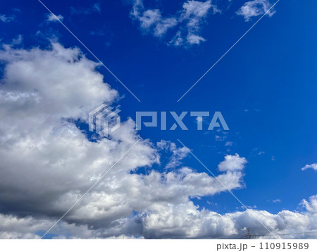 青空に浮かぶ大きなわた雲 青空に浮かぶ大きなわた雲 110915989