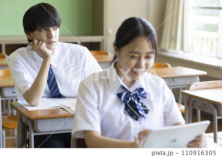 教室で勉強する男子学生 110916305