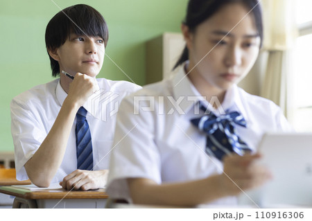 教室で勉強する男子学生 110916306