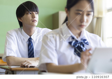 教室で勉強する男子学生 110916307