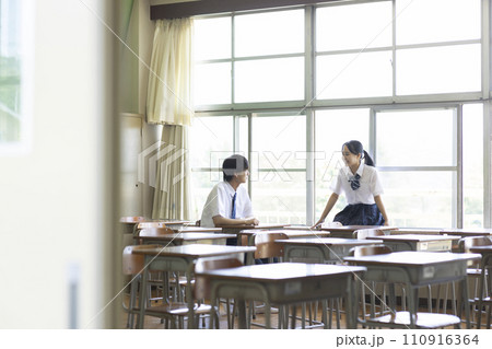 教室でおしゃべりする仲良し高校生 教室でおしゃべりする仲良し高校生 110916364