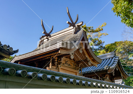 奈良県生駒郡斑鳩町の斑鳩神社　本殿 110916524
