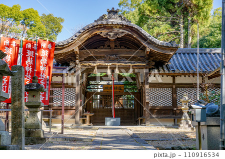 奈良県生駒郡斑鳩町の斑鳩神社　拝殿 110916534
