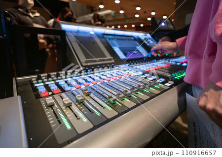 劇場の舞台音響装置　音響卓 110916657