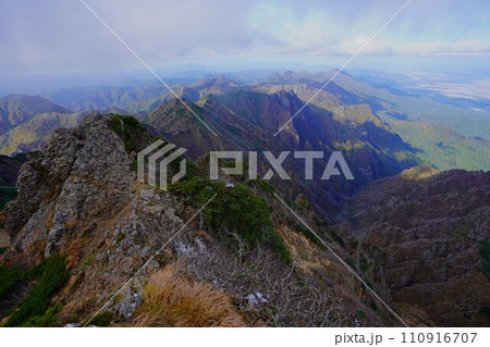 芦別岳山頂からの夕張山地北部の稜線 110916707