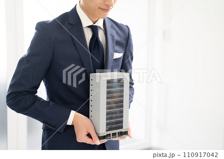 ビル不動産をお勧めするビジネスマン ビル不動産をお勧めするビジネスマン 110917042