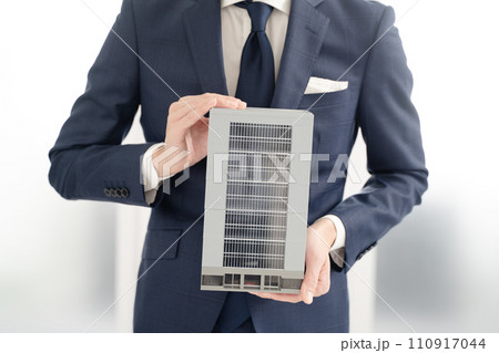 ビル不動産をお勧めするビジネスマン ビル不動産をお勧めするビジネスマン 110917044