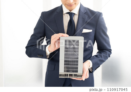 ビル不動産をお勧めするビジネスマン ビル不動産をお勧めするビジネスマン 110917045