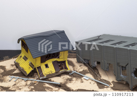 地震で倒壊した木造住宅とビル 地震で倒壊した木造住宅とビル 110917213