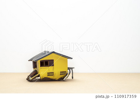 地震で倒壊した木造住宅 110917359