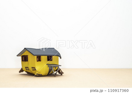 地震で倒壊した木造住宅 110917360