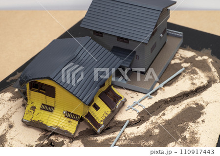 地震で被災した木造住宅のイメージ 110917443