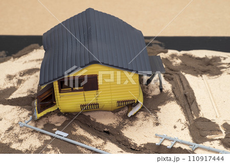 地震で被災した木造住宅のイメージ 地震で被災した木造住宅のイメージ 110917444