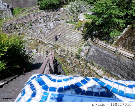 大川内山の鍋島藩窯橋が掛かってある小川 (佐賀県伊万里市) 大川内山の鍋島藩窯橋が掛かってある小川 (佐賀県伊万里市) 110917616