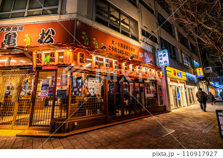日本の横浜都市景観 横浜スタジアム近くの飲み屋街などを望む 110917927