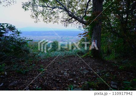 芦別岳新道登山道の見晴台の標識 110917942