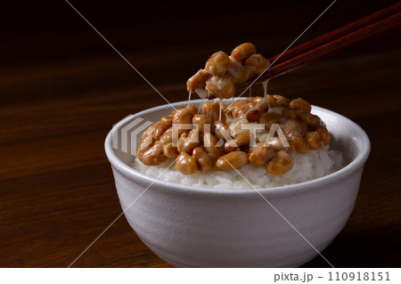 納豆ご飯を箸で食べる 納豆ご飯を箸で食べる 110918151