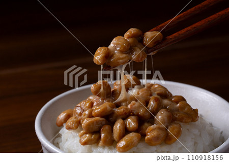 納豆ご飯を箸で食べる 納豆ご飯を箸で食べる 110918156