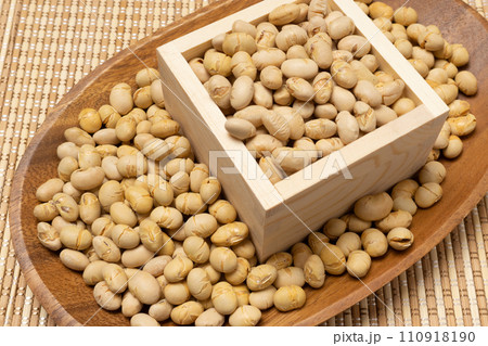 木製の皿と枡に入った煎り豆 110918190