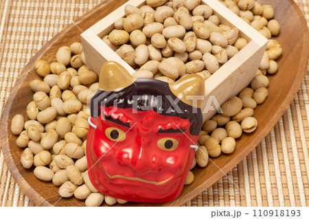 木製の皿と枡に入った煎り豆と鬼のお面のミニチュア 木製の皿と枡に入った煎り豆と鬼のお面のミニチュア 110918193