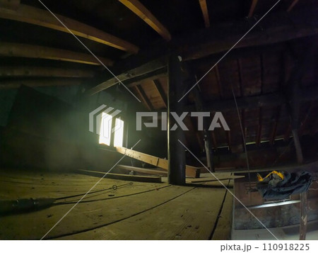 芦別岳登山道のユーフレ小屋の内部 110918225