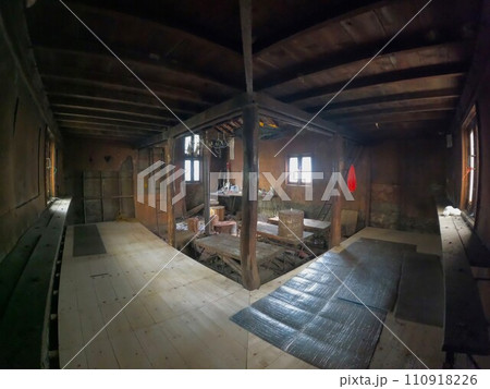 芦別岳登山道のユーフレ小屋の内部 芦別岳登山道のユーフレ小屋の内部 110918226