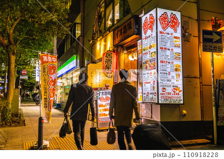 日本の横浜都市景観 横浜スタジアム近くの飲み屋街などを望む 110918228