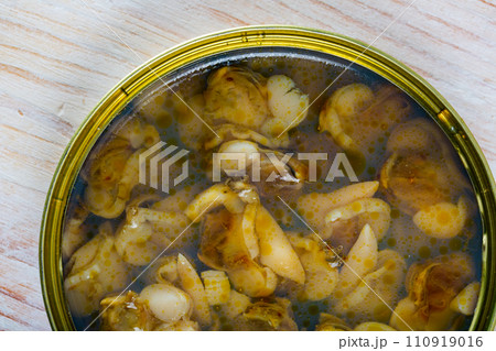 Open tin can with white clams closeup Open tin can with white clams closeup 110919016