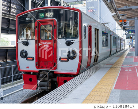 熊本駅に停車する普通列車 110919417