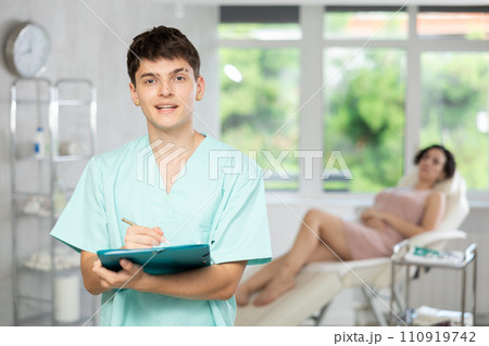 male doctor with folder 110919742