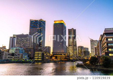 日本の横浜都市景観 横浜みなとみらい・横浜ランドマークタワーやタワマン、アパホテルなどを望む=25日 日本の横浜都市景観 横浜みなとみらい・横浜ランドマークタワーやタワマン、アパホテルなどを望む=25日 110919839