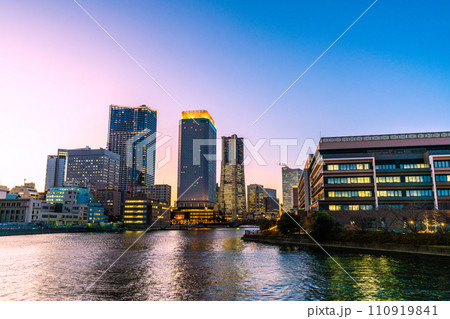 日本の横浜都市景観 横浜みなとみらい・横浜ランドマークタワーやタワマン、アパホテルなどを望む=25日 日本の横浜都市景観 横浜みなとみらい・横浜ランドマークタワーやタワマン、アパホテルなどを望む=25日 110919841