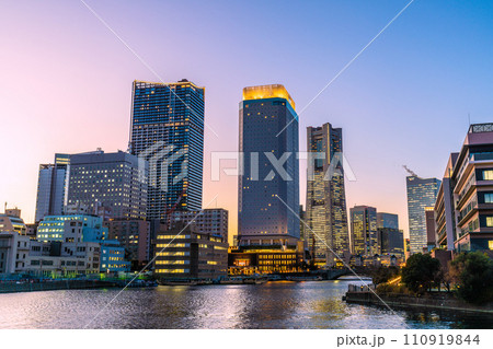 日本の横浜都市景観 横浜みなとみらい・横浜ランドマークタワーやタワマン、アパホテルなどを望む＝25日 110919844