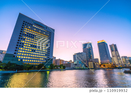 日本の横浜都市景観 横浜みなとみらい・横浜ランドマークタワーやタワマン、アパホテル、県警など＝25日 110919932