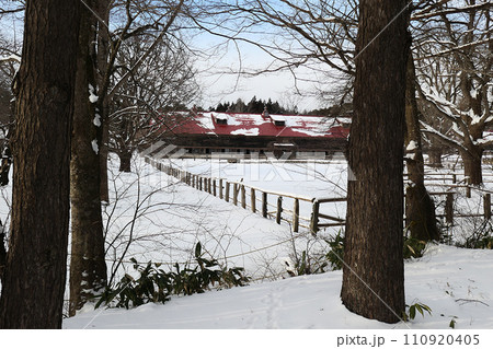 雪の小岩井農場と牧場の柵　国の重要文化財の上丸牛舎　宮沢賢治が愛した小岩井農場ふゆの 110920405