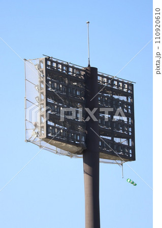 裏側から見たスポーツグラウンドの照明と吹き流し 110920610