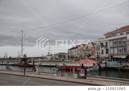 ポルトガル　水の町　アヴェイロ　ゴンドラと街並み 110921065