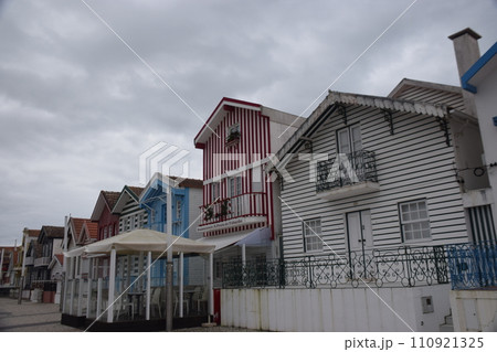 ポルトガル カラフル パジャマタウン ビーチリゾート コスタノヴァ ポルトガル カラフル パジャマタウン ビーチリゾート コスタノヴァ 110921325