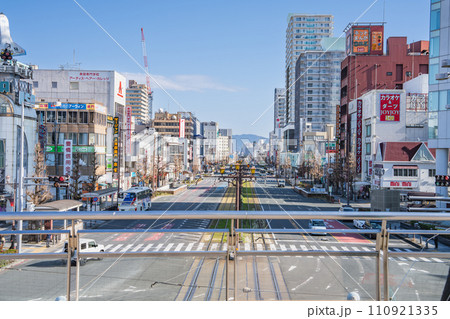 豊橋市の豊橋駅前の街並みの風景(愛知県) 110921335