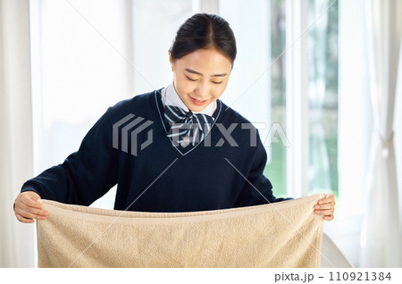 洗濯物を運ぶ女子高生 洗濯物を運ぶ女子高生 110921384