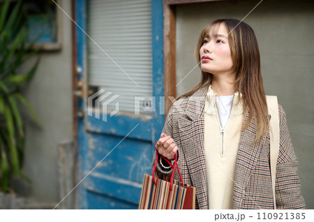 ショッピングバックを持つ冬服の女性 ショッピングバックを持つ冬服の女性 110921385