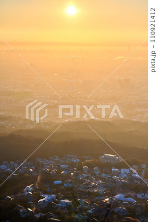 観音山から見る朝焼け 110921412