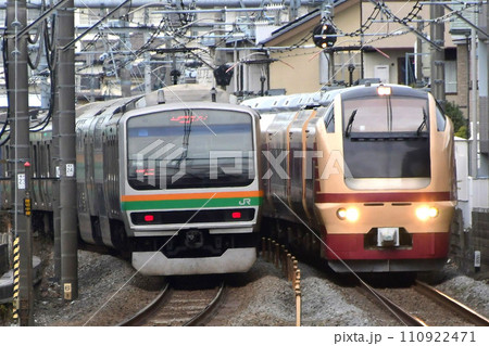 離合するE653系1000番台K70編成国鉄特急色とE231系1000番台 離合するE653系1000番台K70編成国鉄特急色とE231系1000番台 110922471