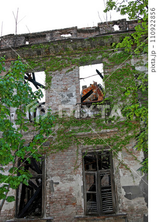 Abandoned house 110922856