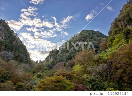 紅葉する山の夫婦岩の向こうに沈む太陽（耶馬溪、一目八景） 110923134