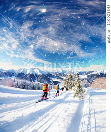 雪が舞うスキー場でスキーをする人々 110923848